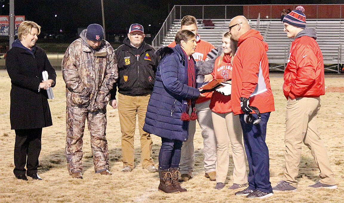 Counce accepts plaque honoring his dad